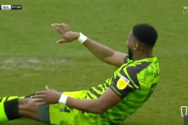 Kinh hoàng cầu thủ ở Anh gãy hết ngón tay sau pha va chạm mạnh