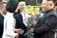 Điều chưa biết về nữ sinh mặc áo dài trắng tặng hoa ông Kim Jong Un