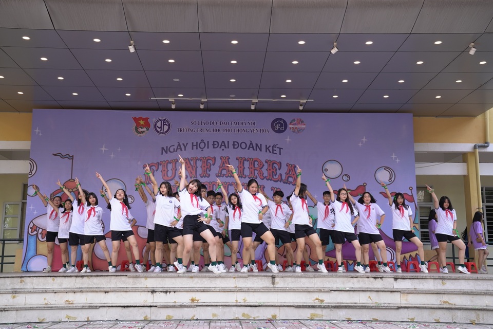 Học sinh THPT Yên Hoà cháy hết mình với vũ đạo rực rỡ thanh xuân - 2 Học sinh THPT Yên Hoà cháy hết mình với vũ đạo rực rỡ thanh xuân - 2