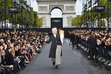 Dàn diễn viên, người mẫu hội tụ trong show thời trang tại Pháp