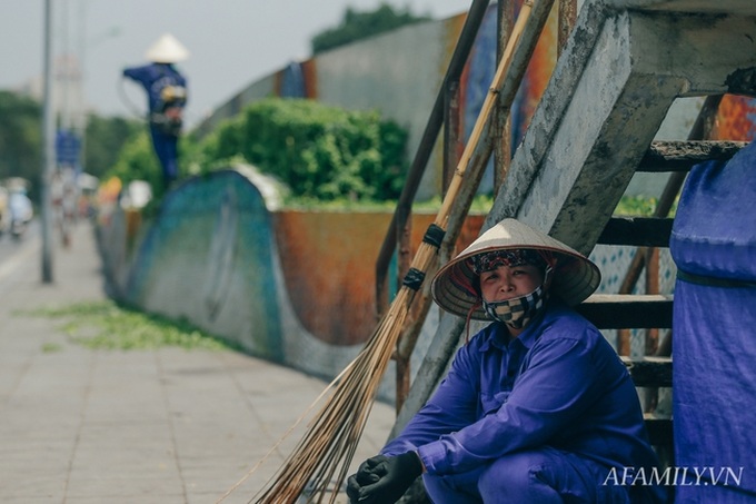 Chùm ảnh: Người lao động oằn mình trong những ngày nắng nóng cao điểm - Ảnh 11.