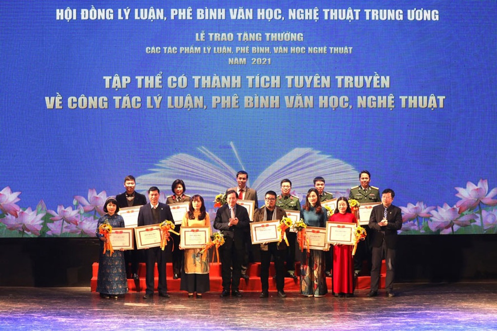 Tặng thưởng 20 tác phẩm lý luận, phê bình văn học, nghệ thuật - 4 Tặng thưởng 20 tác phẩm lý luận, phê bình văn học, nghệ thuật - 4
