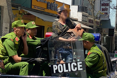 Người đàn ông nghi "ngáo đá" kề dao đe dọa tự sát giữa đường phố