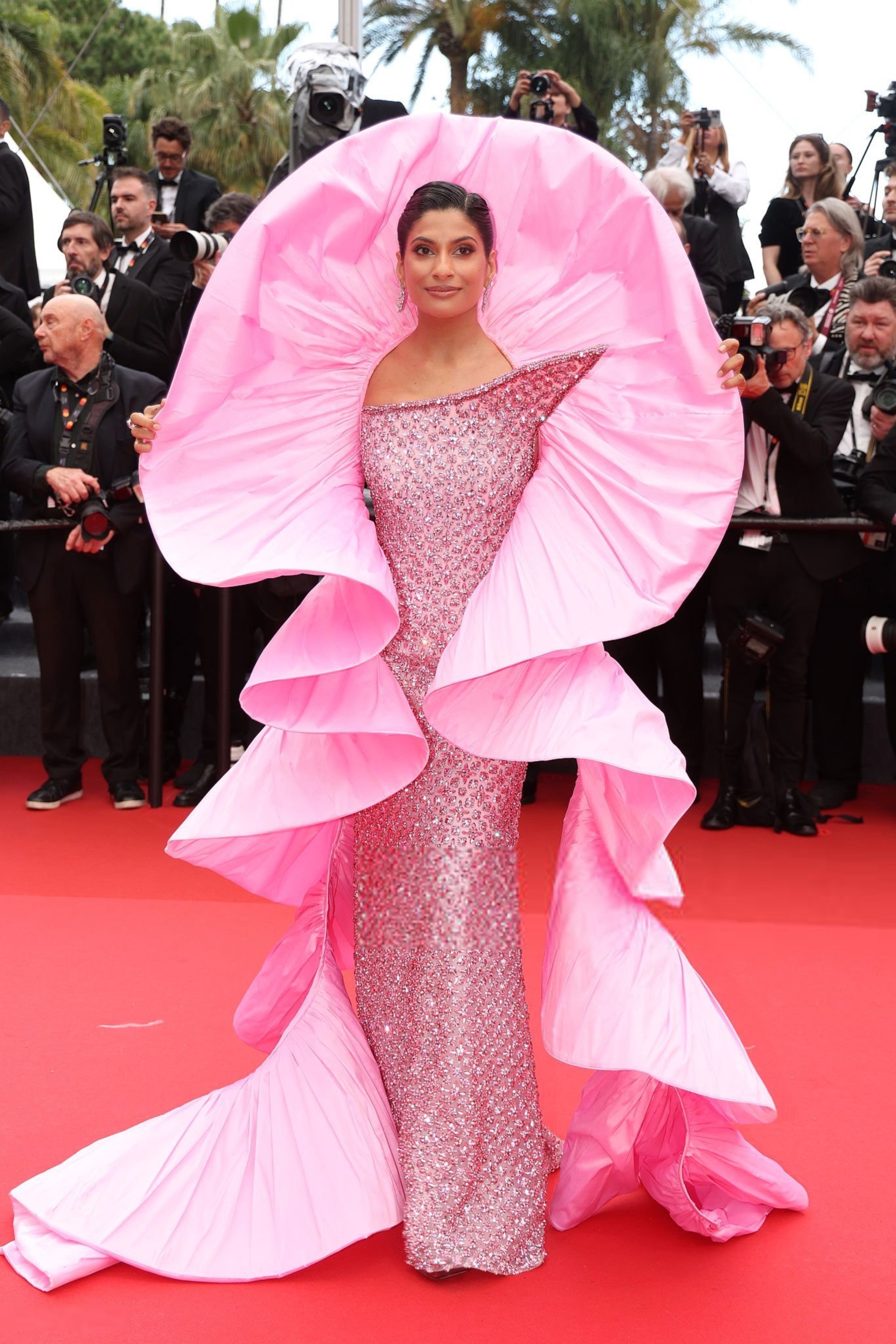Bất chấp lệnh cấm ở Cannes 2025, Bella Hadid vẫn gây sốc với váy gợi cảm - 12 Bất chấp lệnh cấm ở Cannes 2025, Bella Hadid vẫn gây sốc với váy gợi cảm - 12
