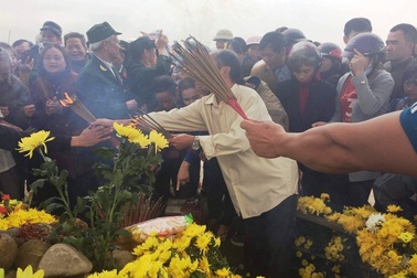 Hàng ngàn người xì xụp khấn bái rắn “thần” trên mộ người ăn xin