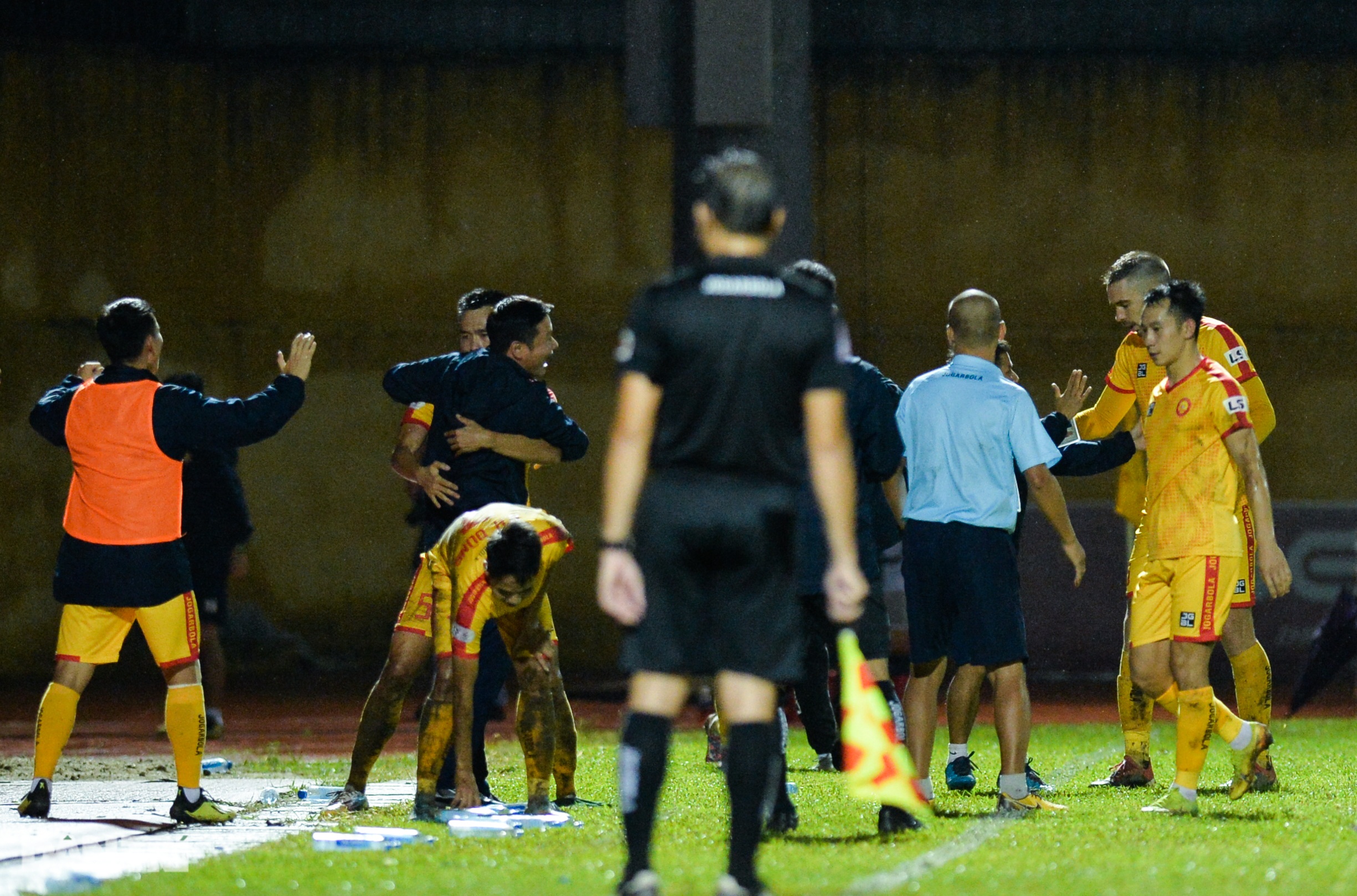 Thanh Hoá 2-1 Quảng Nam: Ngày về không trọn vẹn của HLV Nguyễn Thành Công - 15 Thanh Hoá 2-1 Quảng Nam: Ngày về không trọn vẹn của HLV Nguyễn Thành Công - 15