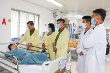 Đồng đội góp 100 triệu đồng hỗ trợ đại úy bị đứt lìa 2 chân khi bắt cát tặc