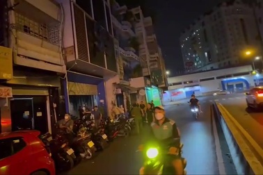 Cảnh sát đột kích nhà hàng chuyên mại dâm, kích dục cho "quý ông, quý bà"