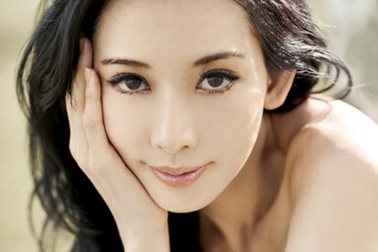 Cha mẹ hối thúc siêu mẫu Lâm Chí Linh lấy chồng 