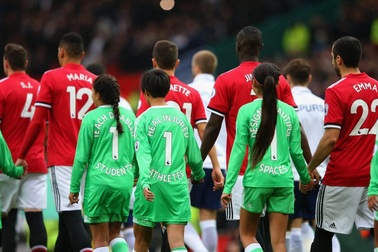 Vì sao 11 cầu thủ MU ra sân với cái tên lạ hoắc?