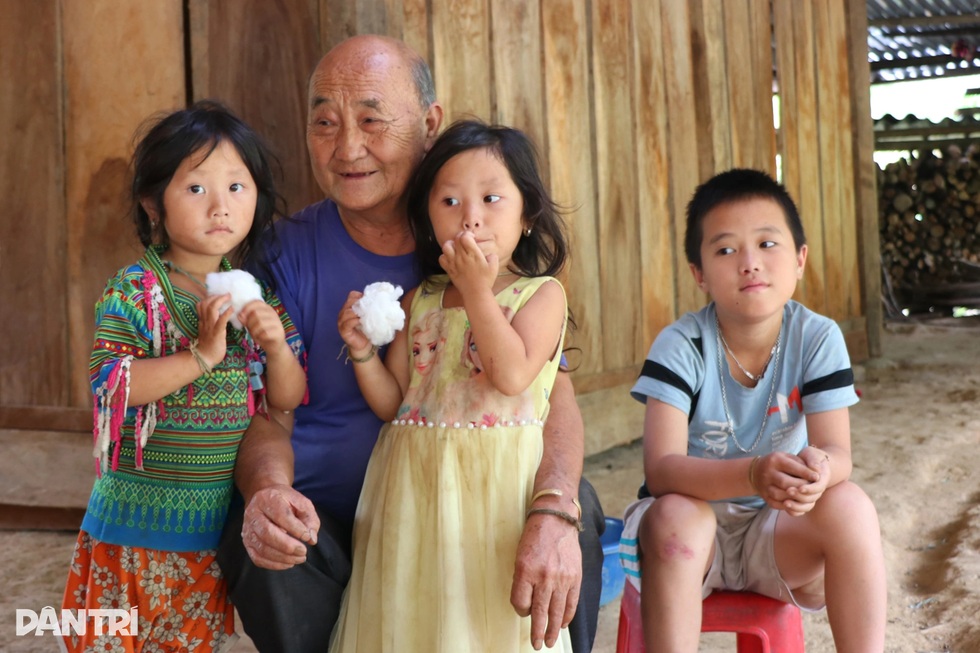 Con đi làm xa, vợ chồng U70 gồng mình chăm 9 cháu - 3 Con đi làm xa, vợ chồng U70 gồng mình chăm 9 cháu - 3