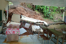 Sạt lở núi làm sập một phòng học