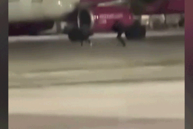 Hai hành khách phá cửa an ninh, chạy đuổi theo máy bay như bắt xe khách