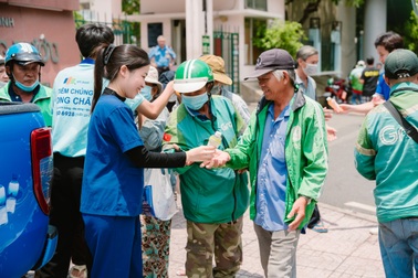 FPT Long Châu tặng nước uống, tiếp sức người đi đường giữa thời tiết nắng nóng