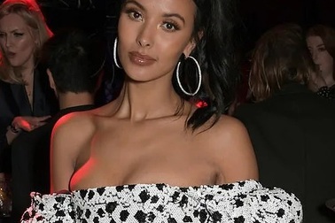 Maya Jama khoe vai trần quyến rũ