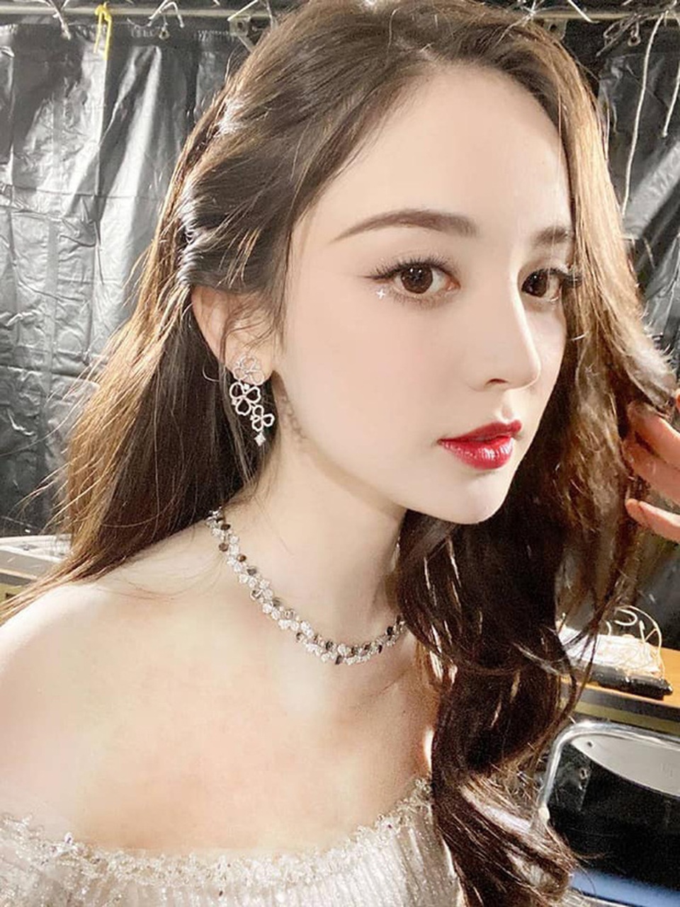 Hút mắt trước nhan sắc như búp bê sống của mỹ nhân Cổ Lực Na Trát - 12 Hút mắt trước nhan sắc như búp bê sống của mỹ nhân Cổ Lực Na Trát - 12