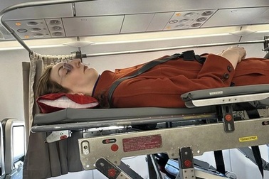 "Cô gái khổng lồ" cao nhất thế giới, đi máy bay phải mua 6 vé để nằm cáng