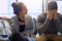 Con gái có bầu, nhà gái cậy giàu còn đòi ra yêu sách