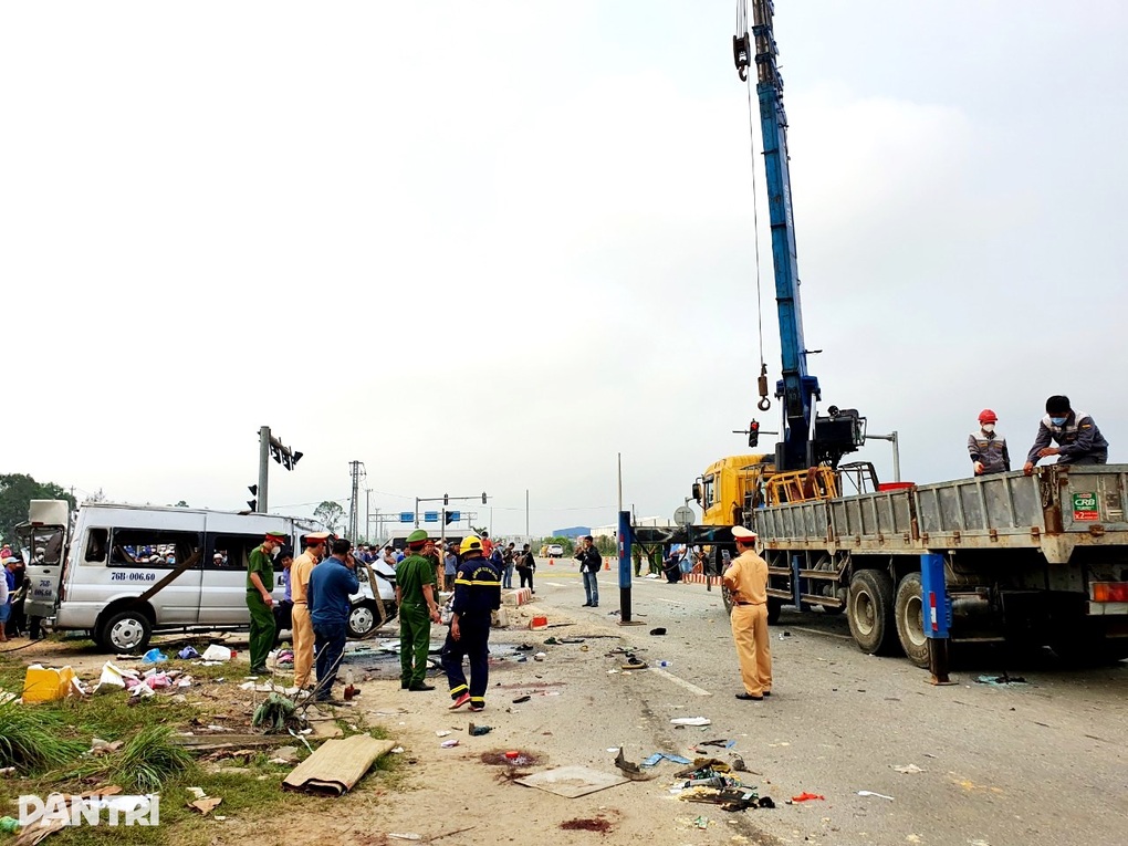 Vụ tai nạn 8 người tử vong: Xe chở người ốm đi khám bệnh - 2 Vụ tai nạn 8 người tử vong: Xe chở người ốm đi khám bệnh - 2