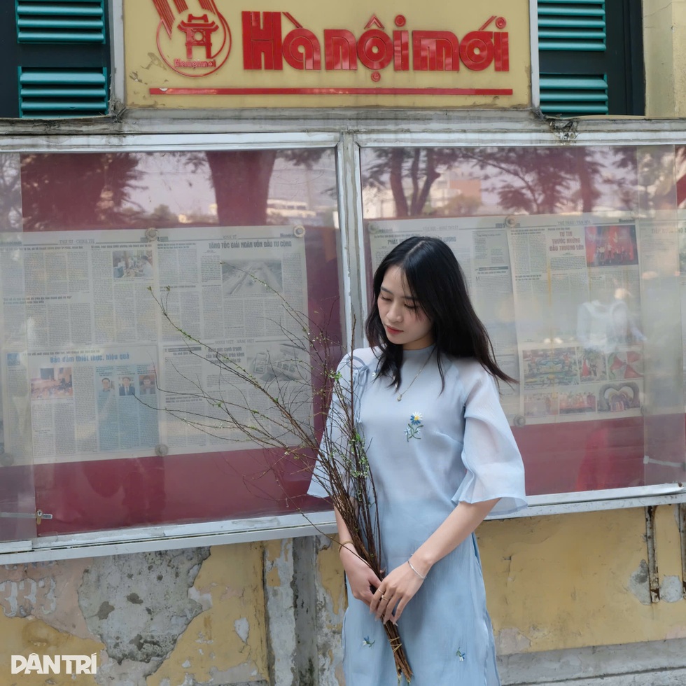 Hà Nội: 1m2 có hàng chục nàng thơ chen chúc nhau chụp ảnh áo dài Tết - 6 Hà Nội: 1m2 có hàng chục nàng thơ chen chúc nhau chụp ảnh áo dài Tết - 6