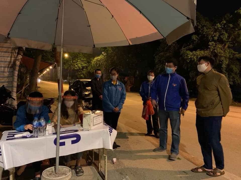 Thanh niên hỗ trợ lực lượng chức năng trực xuyên đêm ở cửa ngõ Thủ đô - 4 Thanh niên hỗ trợ lực lượng chức năng trực xuyên đêm ở cửa ngõ Thủ đô - 4