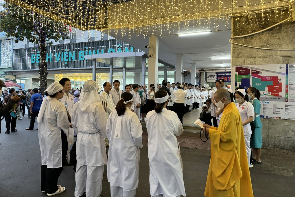 Hàng dài y bác sĩ ở TPHCM tiễn đưa vị Phó giáo sư đáng kính ngày cận Tết - 1