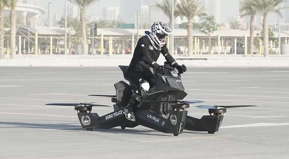 Cảnh sát Dubai ngã lộn nhào khi thử nghiệm xe bay - 2 Cảnh sát Dubai ngã lộn nhào khi thử nghiệm xe bay - 2