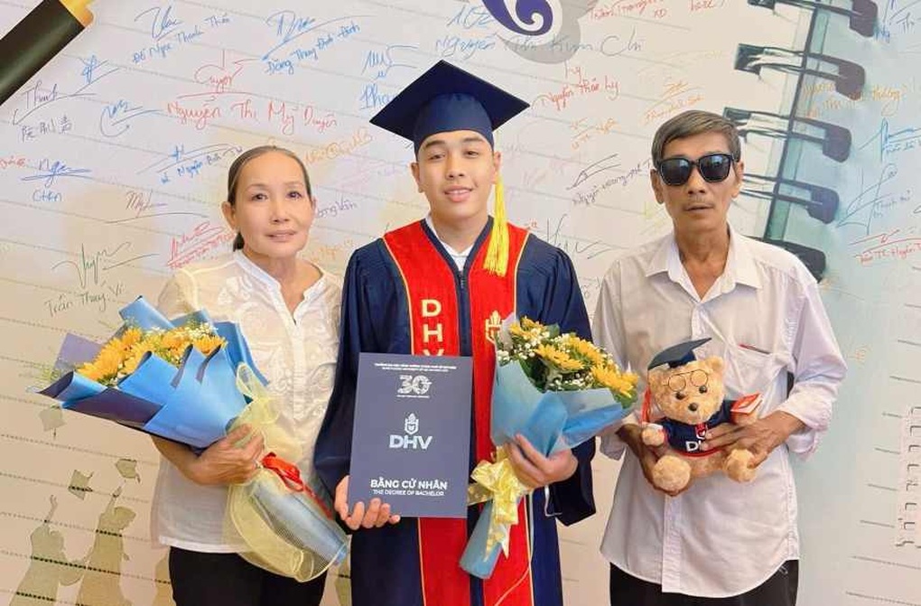 Nam sinh bật khóc nức nở trong lễ tốt nghiệp, lý do bất ngờ - 3 Nam sinh bật khóc nức nở trong lễ tốt nghiệp, lý do bất ngờ - 3
