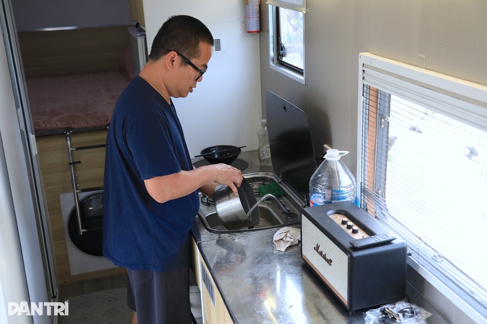 Người đàn ông Hà Nội chi cả tỷ đồng biến ô tô thành nhà di động - 1