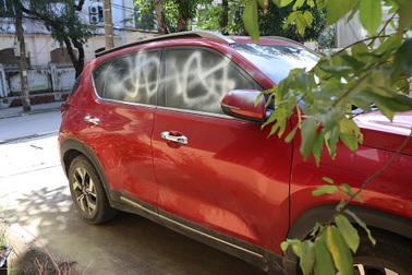Ba ô tô bị xịt sơn đầy kính khi đỗ trong ngõ