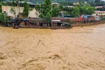 Mưa lớn gây sạt lở, hư hỏng nhiều tuyến đường, nhà  dân ở tại Cao Bằng