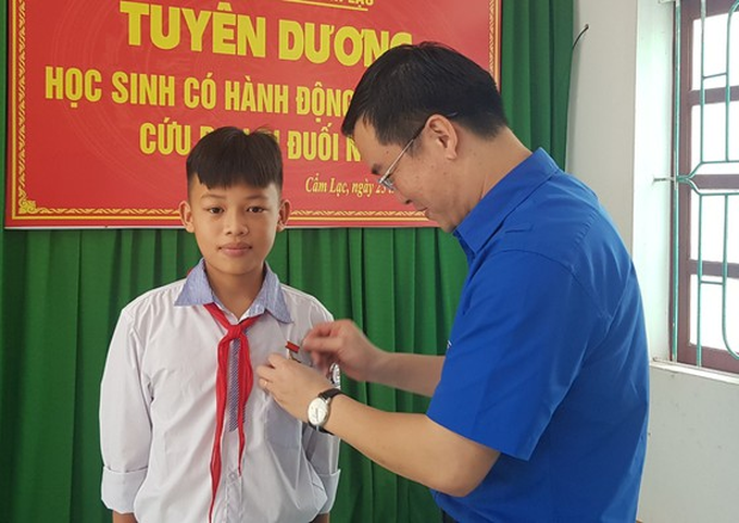 Đại diện Tỉnh đoàn Hà Tĩnh trao Huy hiệu Tuổi trẻ dũng cảm cho em Nguyễn Văn Dương