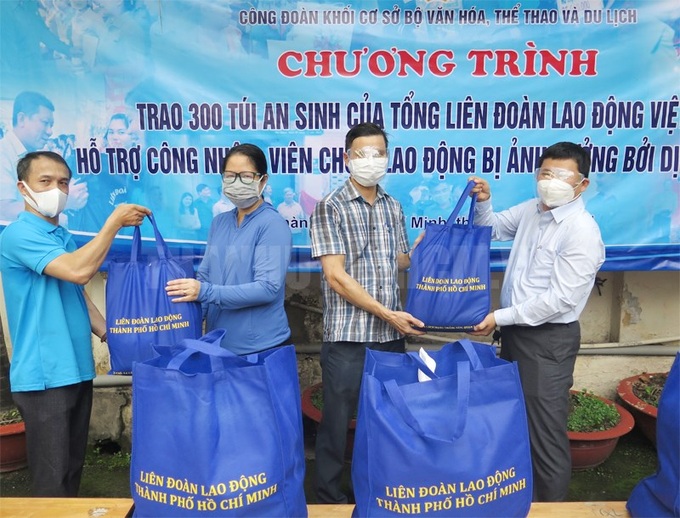 Liên đoàn Lao động TPHCM tổ chức chương trình trao 300 Túi an sinh của công đoàn cho người lao động bị ảnh hưởng dịch Covid-19.