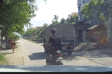 Mở cửa ô tô bất cẩn, tài xế gạt xe đạp điện ngã nhào giữa đường