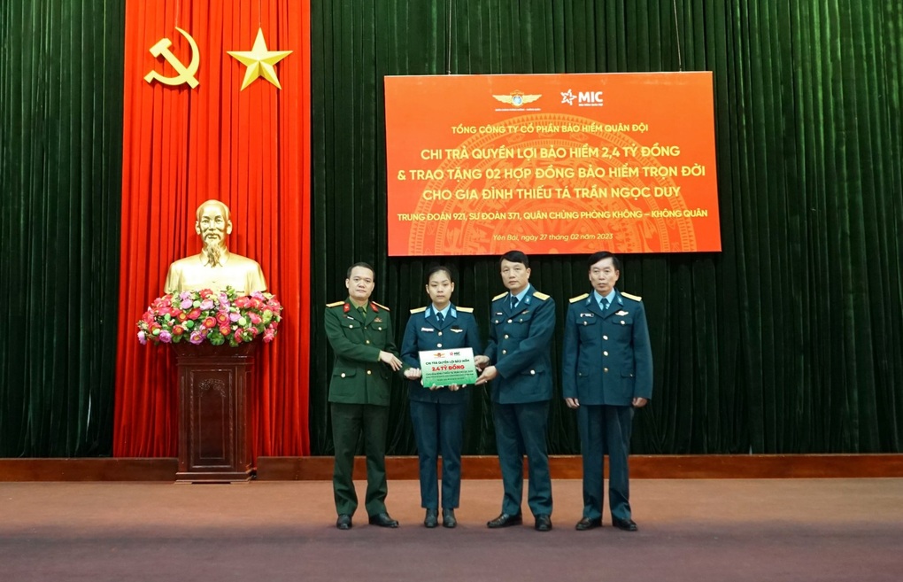 MIC bồi thường và tặng 2 bảo hiểm cho con Thiếu tá Trần Ngọc Duy - 1 MIC bồi thường và tặng 2 bảo hiểm cho con Thiếu tá Trần Ngọc Duy - 1