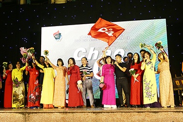 Thầy cô THPT Việt Đức “xì tin” hòa mình cùng học sinh cuối cấp đêm tri ân