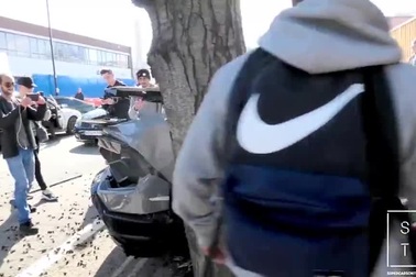 Lái siêu xe Lamborghini “thể hiện” trước đám đông, tài xế nhận cái kết “đắng”