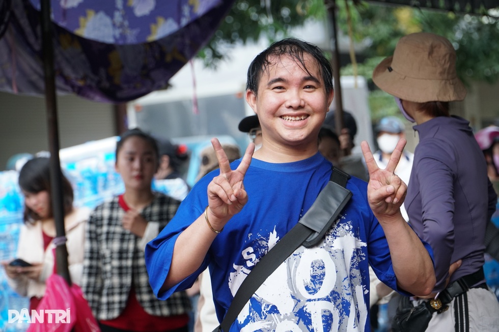 Nữ tài xế 25 tuổi chở hơn 30 tấn hàng từ TPHCM đi cứu trợ miền Trung - 2