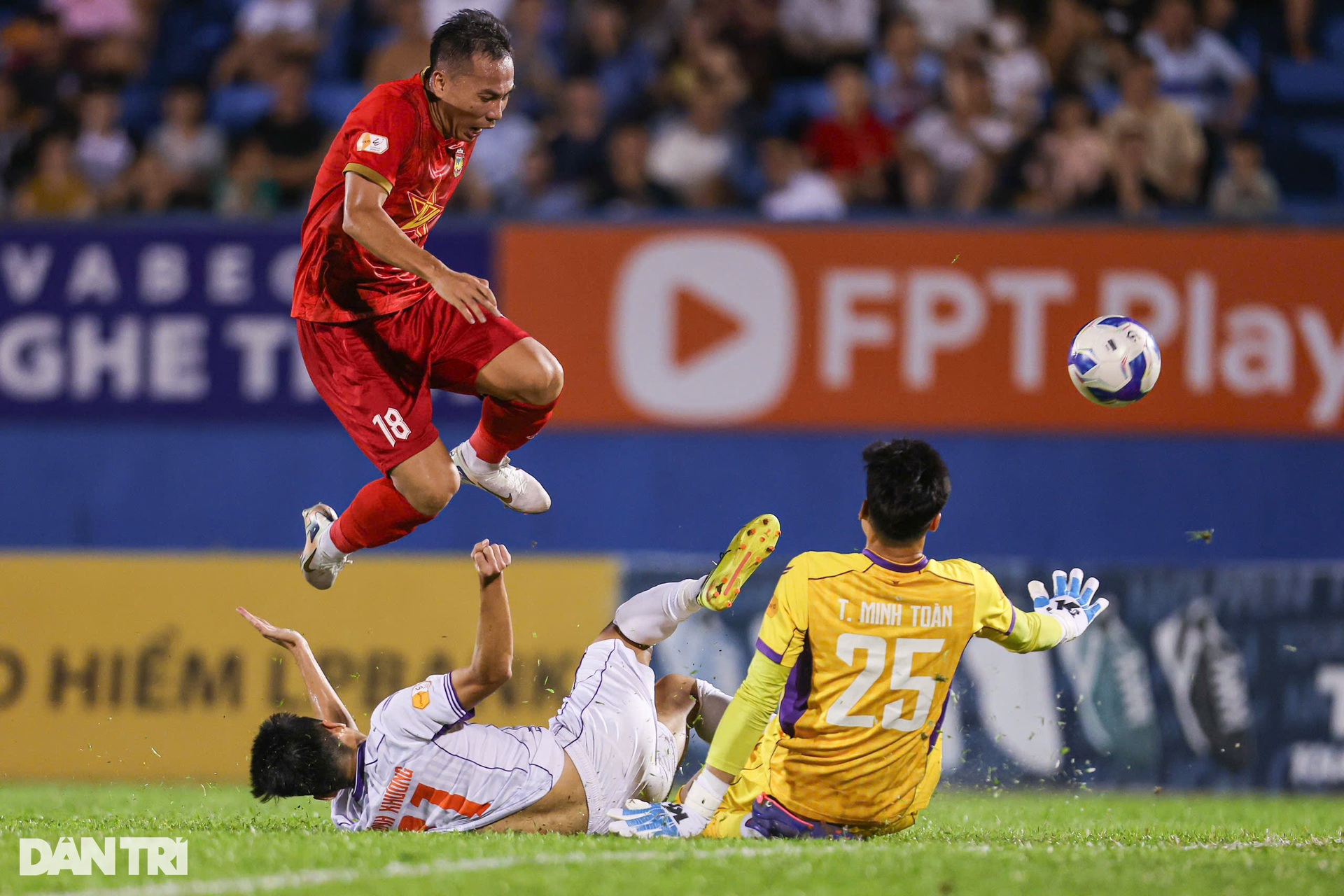 Hồng Lĩnh Hà Tĩnh nối dài chuỗi trận bất bại ở V-League - 6 Hồng Lĩnh Hà Tĩnh nối dài chuỗi trận bất bại ở V-League - 6