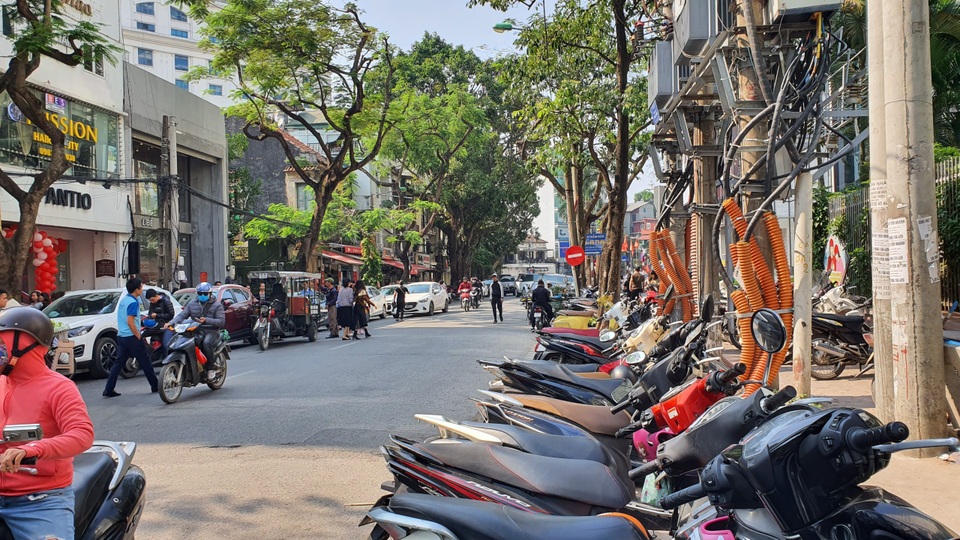 Săn hàng giảm giá: Dù bị chặt chém vé gửi xe, các tín đồ mua sắm vẫn vây kín phố Bà Triệu - 6 Săn hàng giảm giá: Dù bị chặt chém vé gửi xe, các tín đồ mua sắm vẫn vây kín phố Bà Triệu - 6