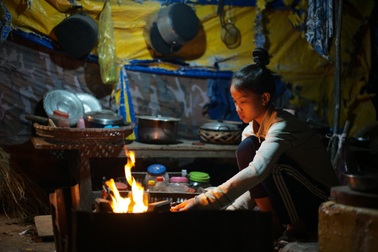 Niềm vui của nữ học trò nghèo bắt ốc, chăn bò