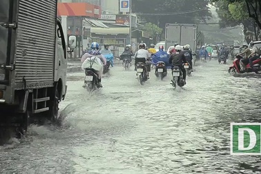 Mưa trái mùa trên diện rộng ở TPHCM gây ngập