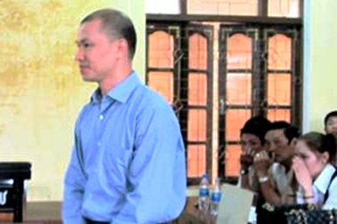 Kế toán bưu điện gửi đạn, xi lanh tống tiền lãnh đạo