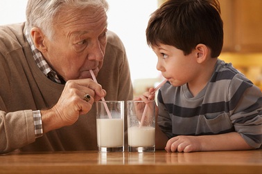 3 cốc sữa mỗi ngày giúp ngăn ngừa thoái thần kinh ở người già
