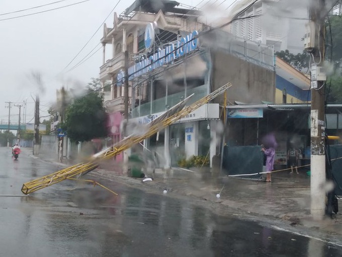 Bão đổ bộ vào tỉnh Khánh Hòa, gây mưa, gió và nhiều nơi mất điện - Ảnh 8. Bão đổ bộ vào tỉnh Khánh Hòa, gây mưa, gió và nhiều nơi mất điện - Ảnh 8.