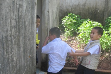 “Ám ảnh” nhà vệ sinh trường học