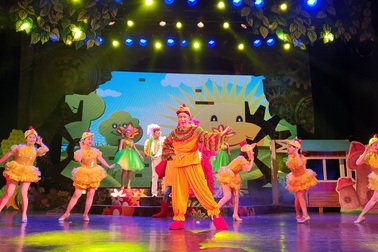 Tặng vé kịch thiếu nhi cho con em y bác sĩ tuyến đầu chống dịch