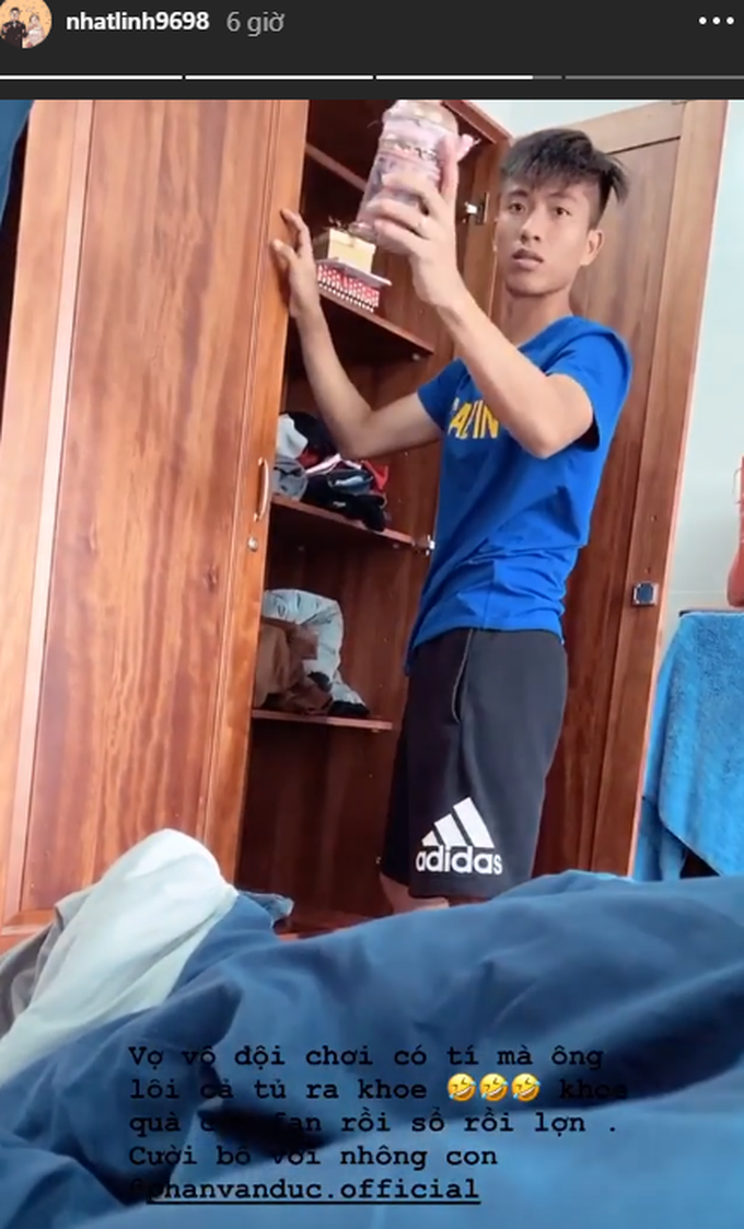 Nhật Linh lên tận nơi đóng quân của SLNA để kiểm tra Văn Đức: Anh chồng nhiệt tình khoe hết cả tủ đồ cho vợ xem - Ảnh 1. Nhật Linh lên tận nơi đóng quân của SLNA để kiểm tra Văn Đức: Anh chồng nhiệt tình khoe hết cả tủ đồ cho vợ xem - Ảnh 1.