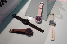 Smartwatch có màn hình cảm ứng kết hợp kim analog cổ điển