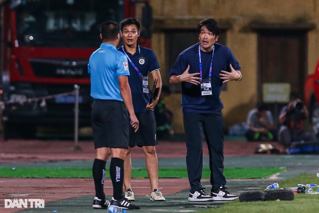 HLV Vũ Tiến Thành: Hà Nội FC chơi tiểu xảo, câu giờ để chiến thắng - 3 HLV Vũ Tiến Thành: Hà Nội FC chơi tiểu xảo, câu giờ để chiến thắng - 3